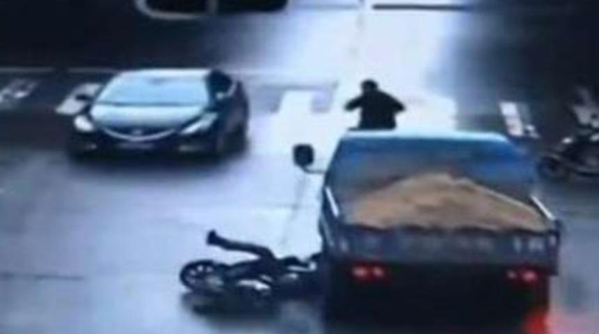 Kafasını kamyon ezdi