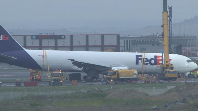 İstanbul Havalimanı'nda gövde üzerine iniş yapan kargo uçağı pistten kaldırıldı