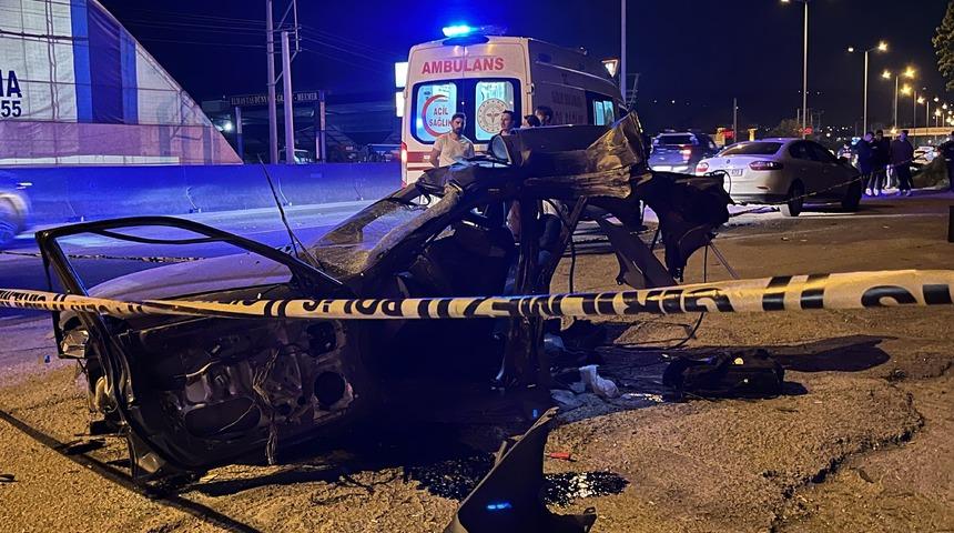 Kocaeli'de feci kaza! Önce yayaya ardından direğe çarpan otomobil, ortadan ikiye bölündü! Ölü ve yaralı var