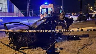 Kocaeli'de feci kaza! Önce yayaya ardından direğe çarpan otomobil, ortadan ikiye bölündü! Ölü ve yaralı var