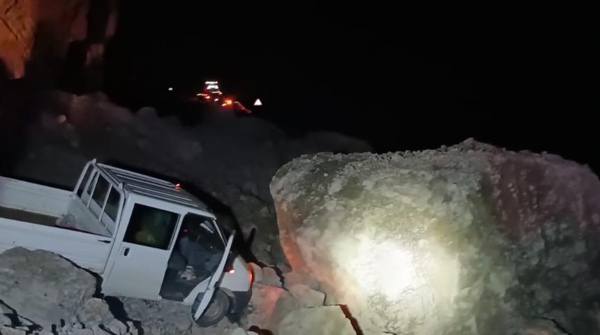 Dev kayalar düştü! Hakkari-Çukurca karayolu ulaşıma kapandı