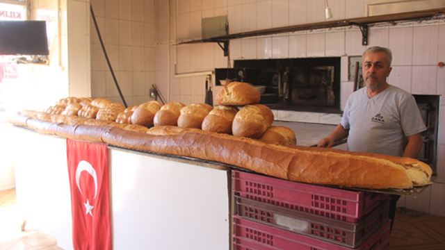 Sivaslı fırıncı 3,8 metreden sonra daha uzun ekmek üretti