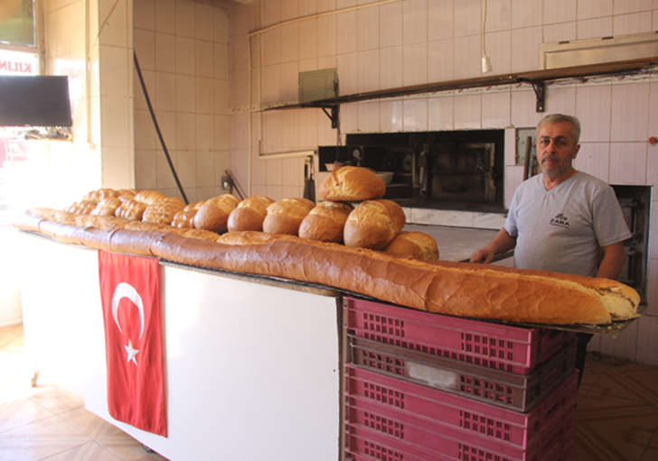 Sivas'ta 3,8 metrelik ekmek yapan fırıncı sosyal medyadaki yorumlardan sonra daha uzun ekmek üretti
