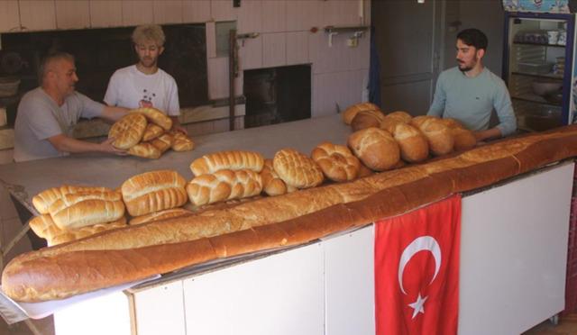 Sivas'ın Zara ilçesinde fırın işleten Erdoğan Çiçek, daha önce ürettiği 3 metre 80 santimetrelik ekmeğe sosyal medyadaki "neden 4 metre değil" yorumlarının ardından 4 metrelik bir ekmek daha yaptı. 640xauto