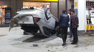 Akaryakıt istasyonunda faciadan dönüldü! Yakıt pompasının önünde takla attı