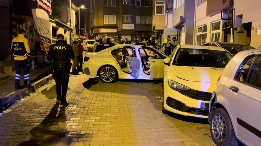 Sarıyer’de uygulamadan kaçan otomobil sürücüsü, park halindeki araçlara çarptı: 2 yaralı