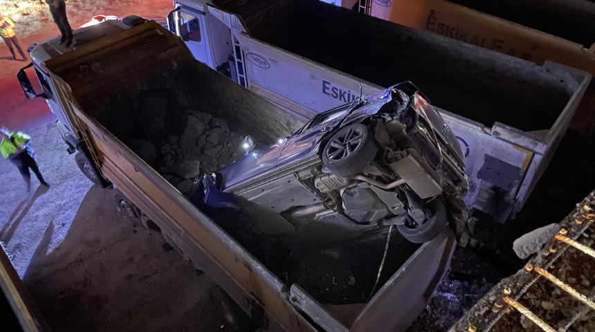 Şanlıurfa'da hafriyat kamyonun kasasına düşen otomobilin sürücüsü yaralandı