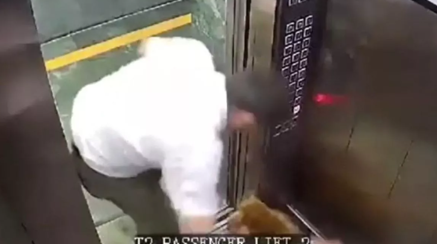 Her şey saniyeler içinde oldu! Asansörün içinde bir anda köpek saldırdı... Komşusunun yardımı güvenlik kamerasına böyle yansıdı