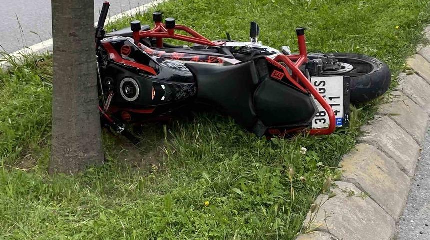 Küçükçekmece’de korkunç kaza, ağaca çarpan motosiklet sürücüsü feci şekilde can verdi