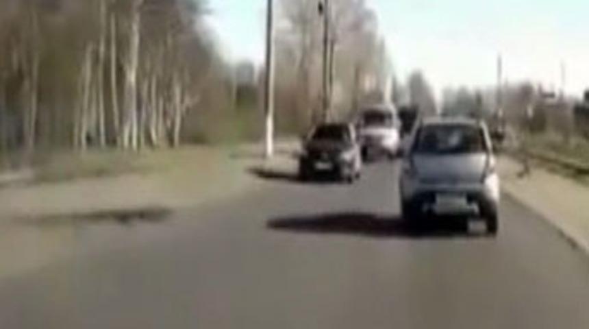 Kafası camdan fırladı!