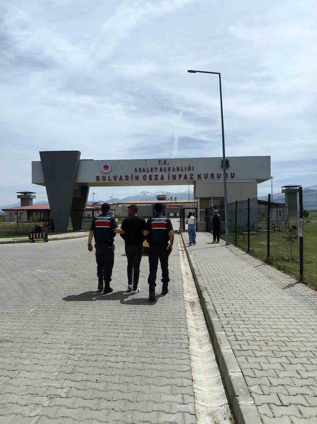 Çeşitli suçlardan hapis cezası ile aranan 2 şahsı jandarma yakaladı