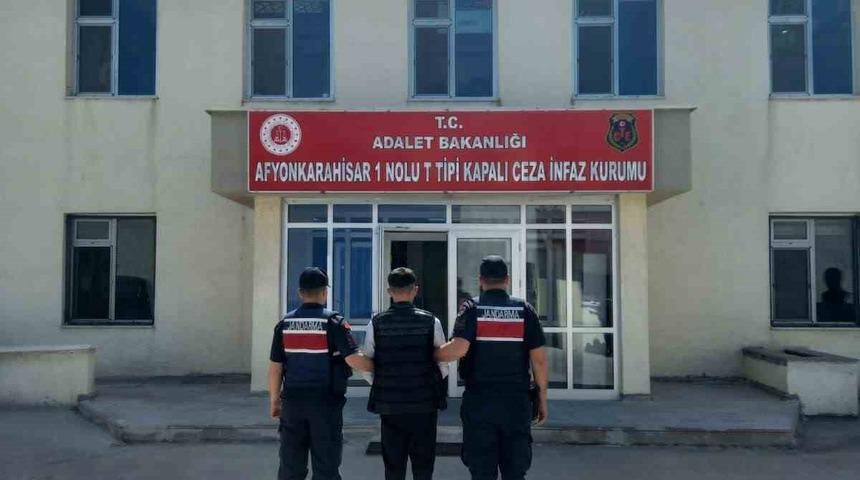 Çeşitli suçlardan hapis cezası ile aranan 2 şahsı jandarma yakaladı