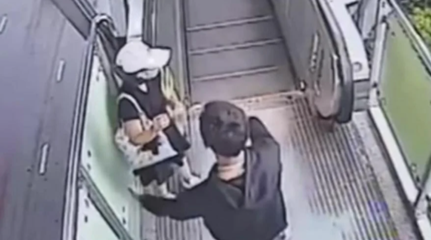 Metro istasyonundaki taciz anları saniye saniye kameraya yansıdı! Önüne geçip yolunu kesti... Öpmek için zorladı