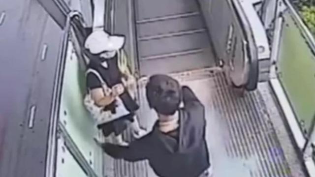 Metro istasyonundaki taciz anları saniye saniye kameraya yansıdı! Önüne geçip yolunu kesti... Öpmek için zorladı