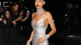 Irına Shayk 84 bin Swarovski kristalli elbisesinin askısını indirip poz verdi