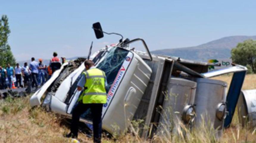 Şarkikaraağa&ccedil;&rsquo;ta trafik kazası: 3 &ouml;l&uuml;, 2 yaralı