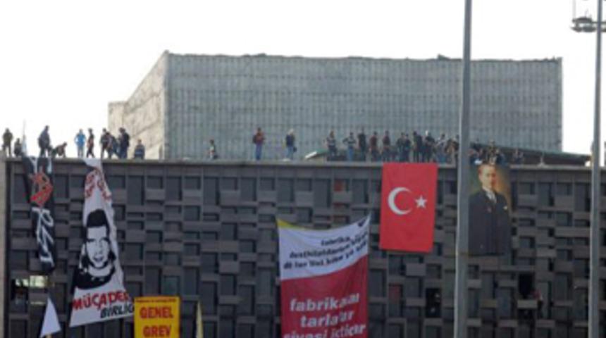 Polis Atat&uuml;rk Anıtı ve AKM'ye T&uuml;rk bayrağı astı