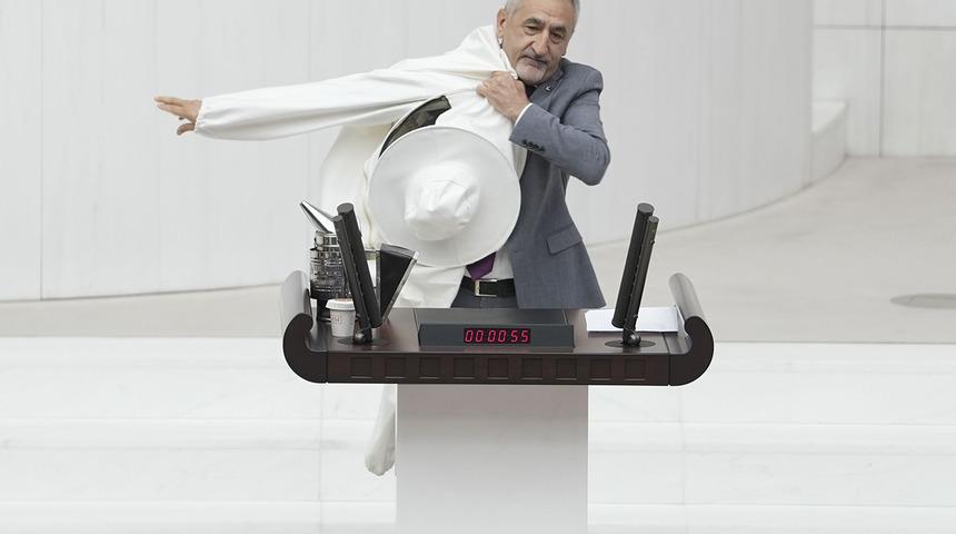 TBMM’de ilginç anlar! Kürsüdeyken bir anda giymeye başladı