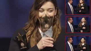 Afra Saraçoğlu ödül töreninde zor anlar yaşadı! Yapılan temastan rahatsız oldu