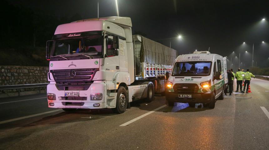 Bursa'da tıra arkadan çarpan hafif ticari aracın sürücüsü yaşamını yitirdi