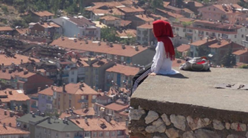 Başkomiser genç kızı ölümden kurtardı!