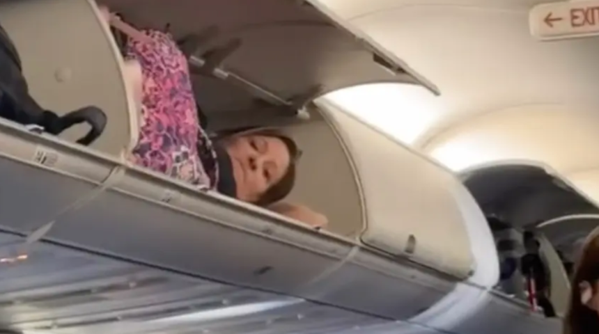Uçak yolcusunun hareketi şaşkına çevirdi! Kabin bagajı bölmesine tırmanıp uyumaya başladı... Sosyal medyada viral olan görüntü