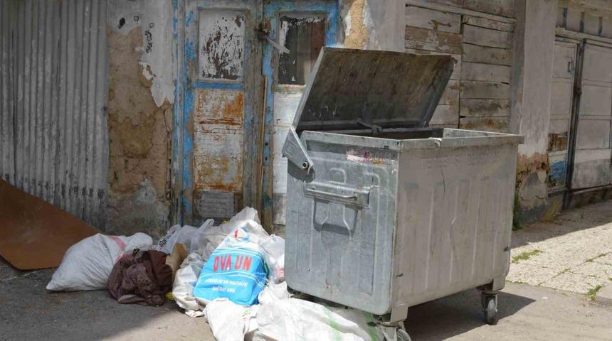 Boş çöp konteyner yerine yanına bırakılan atıklar