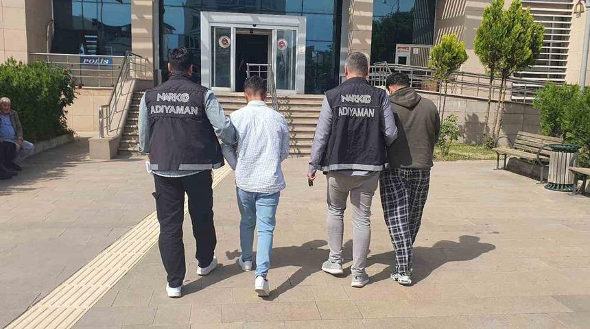 Polis uyuşturucu ve silah ele ge&ccedil;irdi