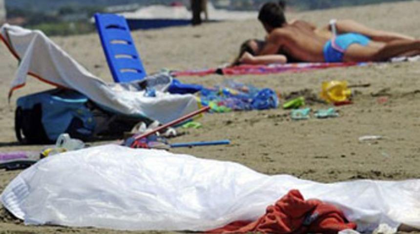 Cesedi saatlerce durdu, tatilciler umursamadı