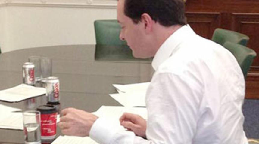 28 TL'lik hamburger Bakan'ın başına bela oldu