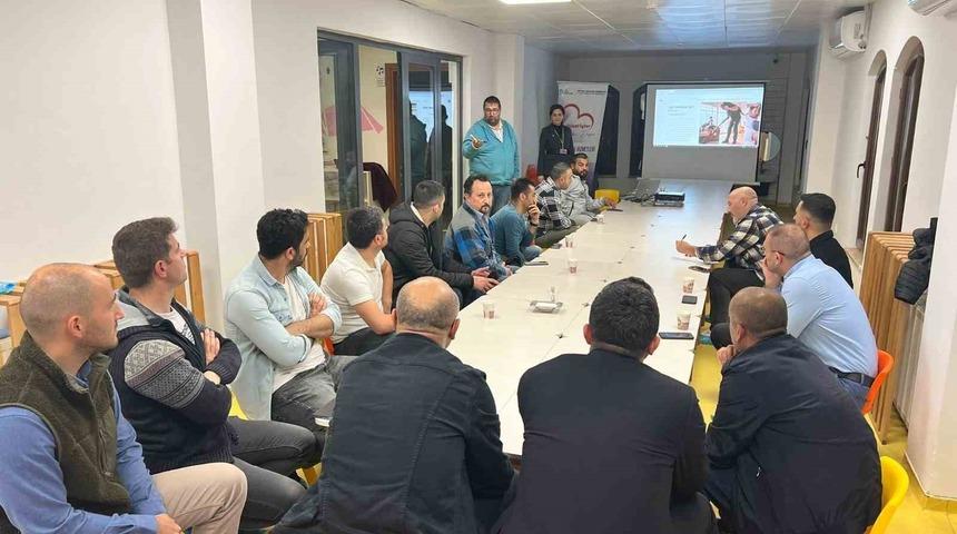 İzmit Belediyesi ve AÇEV, Baba Destek programlarını sürdürüyor