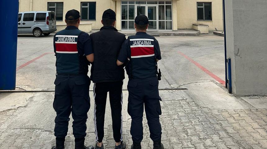 9 yıl 4 ay 15 g&uuml;n hapis cezasıyla aranıyordu! Jandarma tarafından kıskıvrak yakalandı