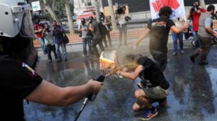 Gaz bombası taksinin i&ccedil;ine d&uuml;şt&uuml;!