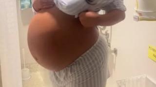 Hamilelik göbeği tahmin ettiğinden daha fazla büyüdü! Yürümekte zorlandığı anlar sosyal medyada viral oldu: İkizlere hamileyken benim karnım daha küçüktü