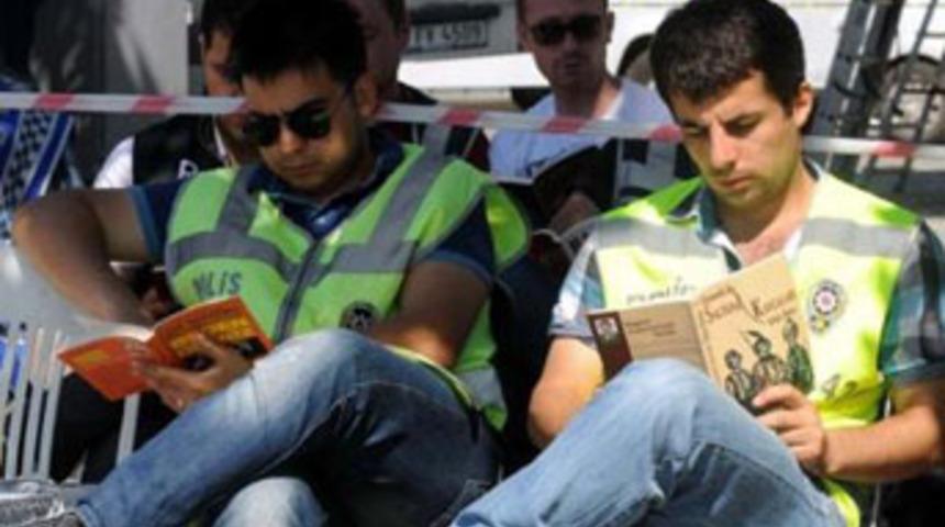 Polisten 'duran adam' eylemine misilleme