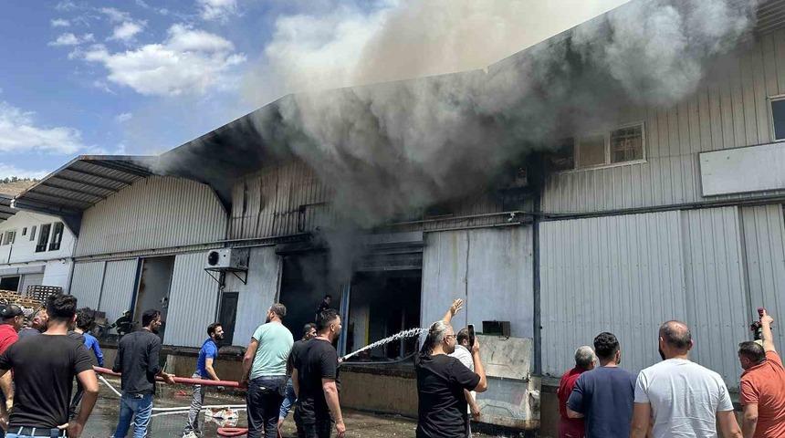 Toptancı Hali’nde çıkan yangın söndürüldü