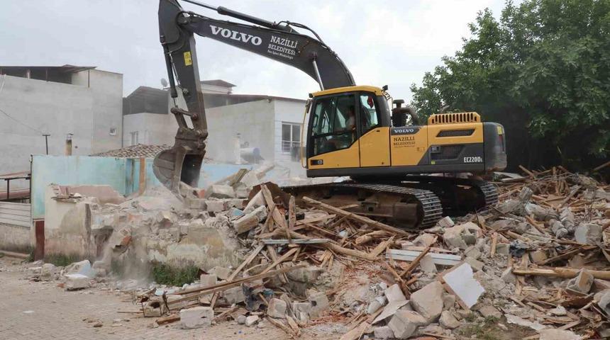 Koruma alanındaki metruk bina yıkıldı