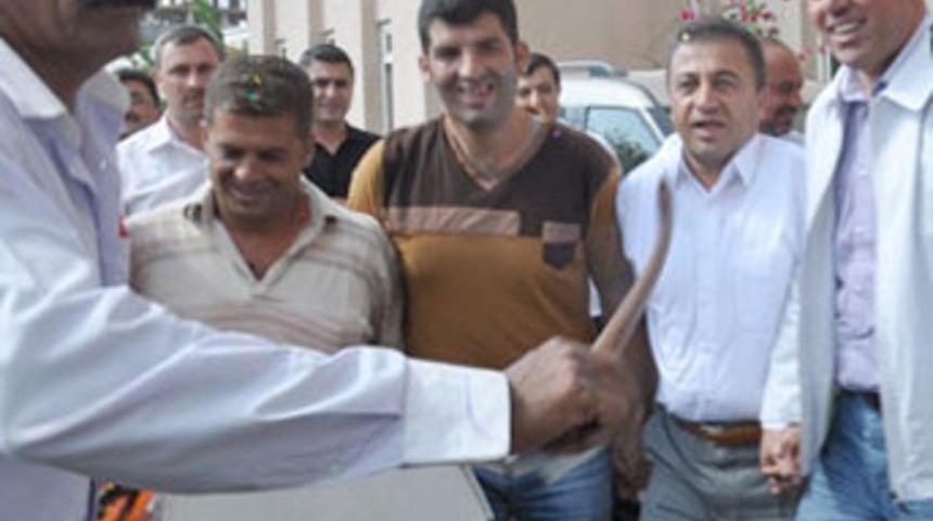 25 yıl sonra maaşını alan iş&ccedil;iler halay &ccedil;ekti