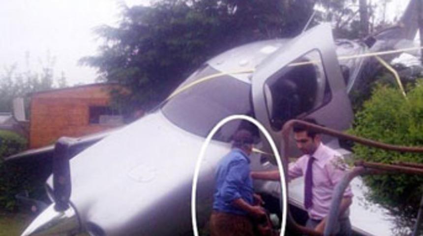 Düşen uçaktan elini kolunu sallayarak çıktı