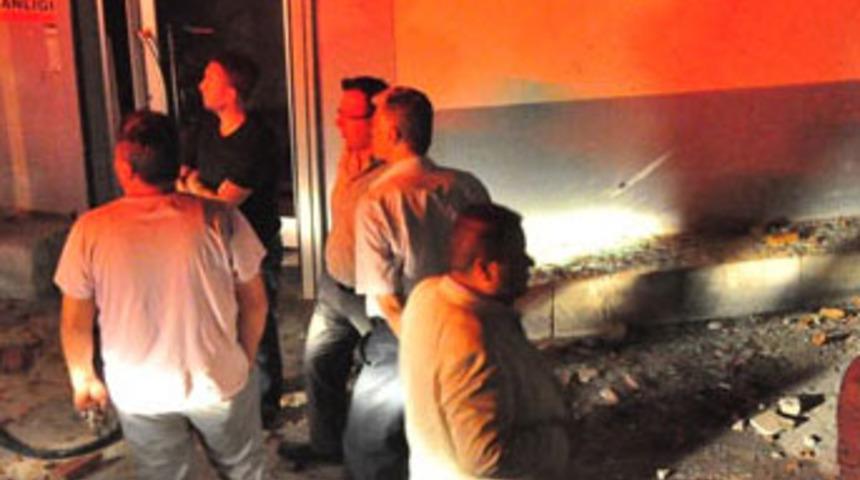 İzmir’de AK Parti binası kundaklandı!