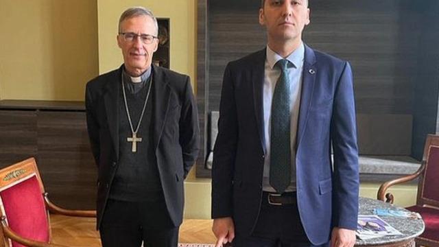 Türk diplomatın fotoğrafı gündem oldu! Başpiskoposun yanında şahadet parmağını gösterdi