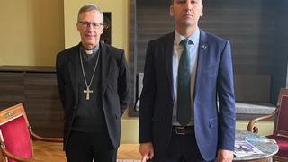Türkiye'nin Lyon Başkonsolosu Cemil Yıldırım'ın fotoğrafı gündem oldu! Başpiskoposun yanında şahadet parmağını gösterdi, paylaşım daha sonra silindi