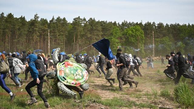 Almanya'da Tesla gerginliği! Genişleme planına tepki gösteren grup fabrika sahasına girdi