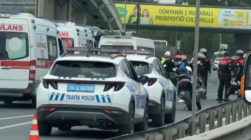 Zeytinburnu'nda motosikletli polis ekibi taksiye çarptı: 2 polis yaralı