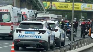 Zeytinburnu'nda motosikletli polis ekibi taksiye çarptı: 2 polis yaralı