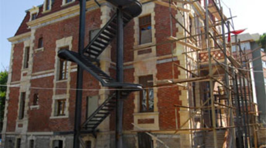 "Taş Mektep" k&uuml;llerinden yeniden doğdu