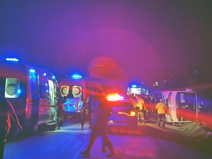 Antalya'da öğrencileri taşıyan midibüs şarampole uçtu: 25 yaralı
