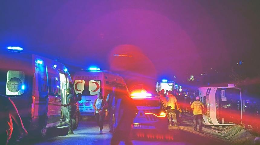 Antalya'da öğrencileri taşıyan midibüs şarampole uçtu: 25 yaralı