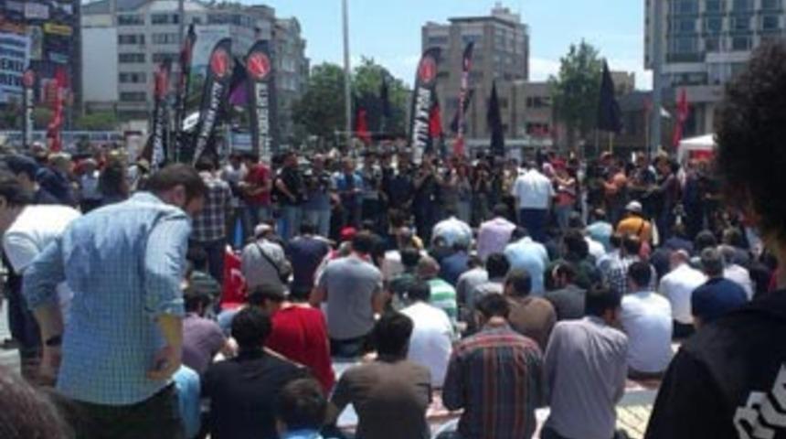 Taksim'de namaz kılanları böyle korudular