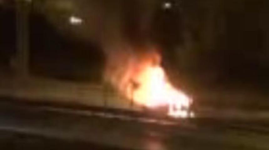 Eylemciler ara&ccedil;ları ateşe verdiler